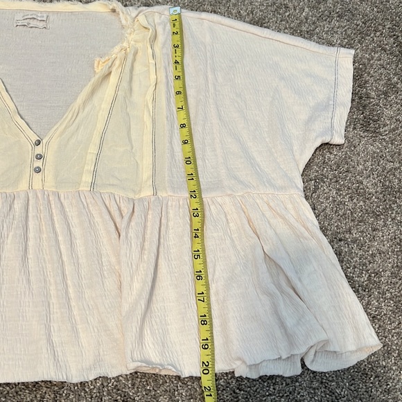 Urban Outfitters Med. Pleated cream v-neck oversized s/s top, exc.cond. - Picture 6 of 7